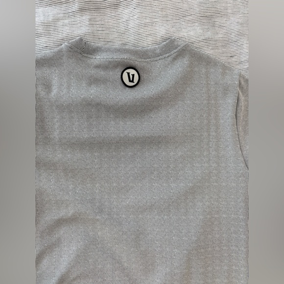 Vuori. Chilled out top. Houndstooth Gray Long Sleeve Women's Top - Picture 8 of 8